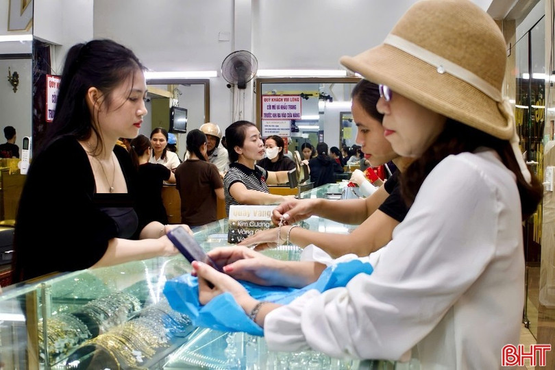 Rất đông người dân đến mua vàng trong ngày đầu áp dụng quy định thanh toán qua ngân hàng cho giao dịch từ 20 triệu đồng trở lên. image-275.jpg