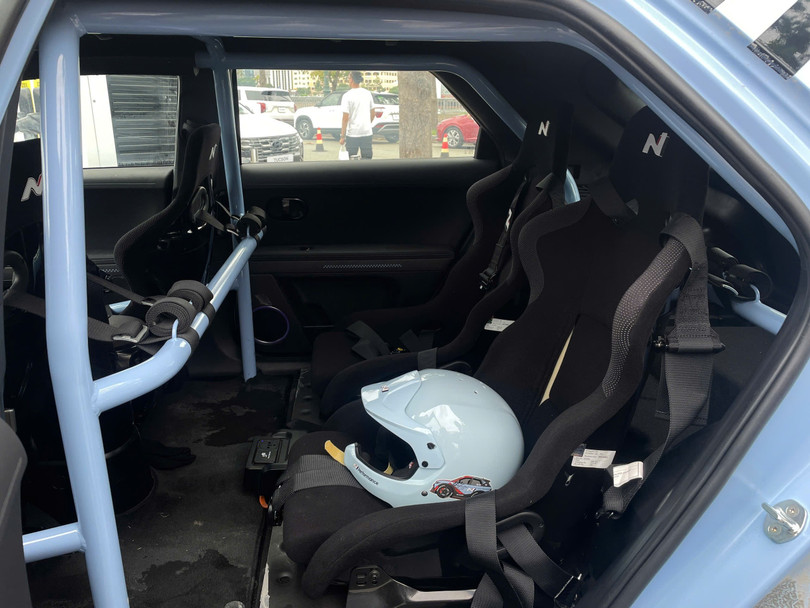 Không gian nội thất trên phiên bản này sẽ được trang bị bộ khung trùng màu ngoại thất để chống lật. Cả 4 ghế ngồi đều được thiết kế dạng thể thao với các đường viền ôm sát cơ thể, bọc da với hệ thống dây an toàn đa điểm.