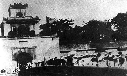 Nhân dân Thừa Thiên - Huế tham gia giành chính quyền và kéo vào cửa Thượng Tứ ngày 23/8/1945, ngày cách mạng thắng lợi tại Huế. (Ảnh: Tư liệu/TTXVN phát) Nhân dân Thừa Thiên - Huế tham gia giành chính quyền và kéo vào cửa Thượng Tứ ngày 23/8/1945, ngày cách mạng thắng lợi tại Huế. (Ảnh: Tư liệu/TTXVN phát)