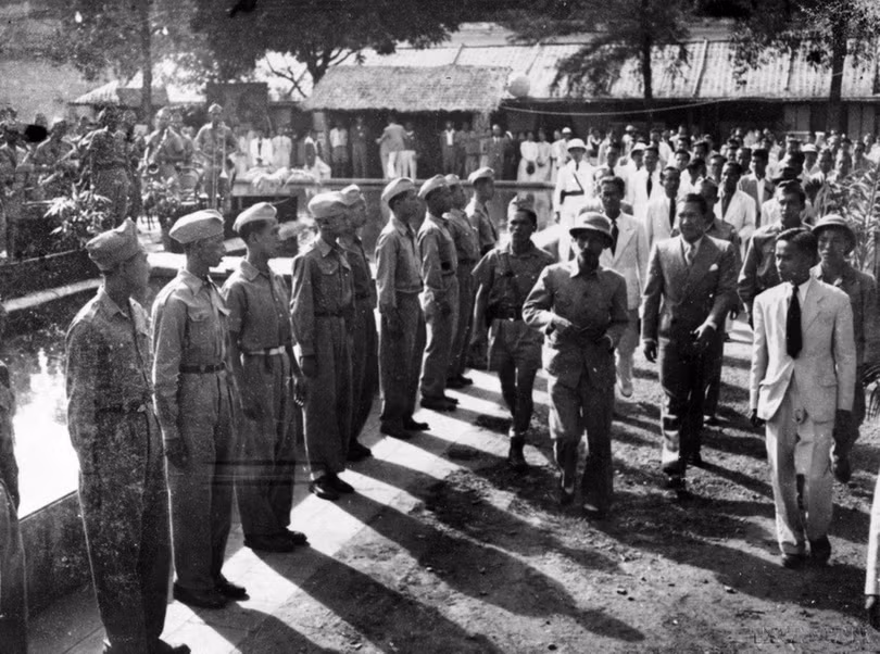 Thành công của Cách mạng tháng Tám mở ra một chương mới trong lịch sử dân tộc Việt Nam đó là “Độc lập dân tộc gắn liền với chủ nghĩa xã hội”. Trong ảnh: Chủ tịch Chính phủ lâm thời Hồ Chí Minh đến dự "Ngày cứu quốc" tổ chức tại Nhà Đấu xảo Hà Nội, ngày 20/10/1945. (Ảnh: TTXVN)