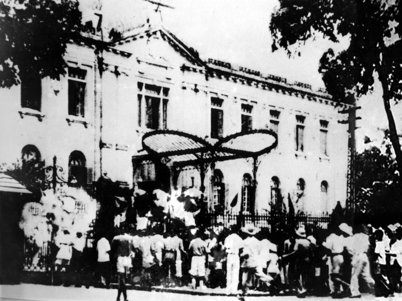 Ngày 19/8/1945, sau cuộc mít tinh tại Quảng trường Nhà hát Lớn, quần chúng nhân dân Thủ đô đã đánh chiếm Bắc Bộ phủ, cơ quan đầu não của chính quyền tay sai Pháp ở Bắc Bộ. (Ảnh: Tư liệu TTXVN) 80-nam-cach-mang-thang-tam-15.jpg