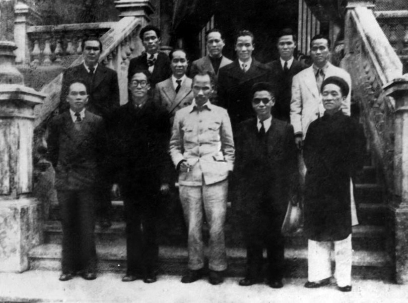 Chủ tịch Hồ Chí Minh và các thành viên Hội đồng Chính phủ lâm thời nước Việt Nam Dân chủ Cộng hòa ra mắt sau phiên họp đầu tiên, sáng 3/9/1945. (Ảnh: TTXVN) Chủ tịch Hồ Chí Minh và các thành viên Hội đồng Chính phủ lâm thời nước Việt Nam Dân chủ Cộng hòa ra mắt sau phiên họp đầu tiên, sáng 3/9/1945. (Ảnh: TTXVN)