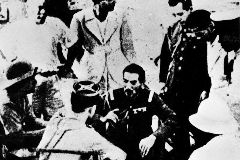 Cách mạng Tháng Tám năm 1945 đã đập tan ách thống trị tàn bạo của chủ nghĩa thực dân, phát xít; xóa bỏ chế độ phong kiến lỗi thời; mở ra bước ngoặt lịch sử trọng đại, đưa đất nước Việt Nam từ một xứ thuộc địa trở thành quốc gia độc lập, có chủ quyền; nhân dân Việt Nam từ thân phận nô lệ trở thành người làm chủ đất nước. Trong ảnh: Nhân dân ở nhiều địa phương nổi dậy đánh chiếm kho thóc của Nhật cứu đói. (Ảnh: Tư liệu TTXVN) Cách mạng Tháng Tám năm 1945 đã đập tan ách thống trị tàn bạo của chủ nghĩa thực dân, phát xít; xóa bỏ chế độ phong kiến lỗi thời; mở ra bước ngoặt lịch sử trọng đại, đưa đất nước Việt Nam từ một xứ thuộc địa trở thành quốc gia độc lập, có chủ quyền; nhân dân Việt Nam từ thân phận nô lệ trở thành người làm chủ đất nước. Trong ảnh: Nhân dân ở nhiều địa phương nổi dậy đánh chiếm kho thóc của Nhật cứu đói. (Ảnh: Tư liệu TTXVN)