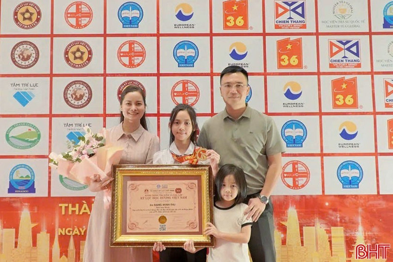 Em Đặng Minh Thư (SN 2015) được Tổ chức Kỷ lục Việt Nam xác lập là học sinh nhỏ tuổi có khả năng nhớ và đọc chính xác 3.150 chữ số thập phân sau số Pi. 1-6357.jpg