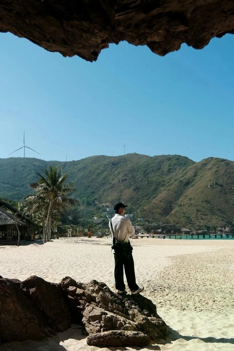 Du khách khám phá làng chài Nhơn Hải (Quy Nhơn) vào cuối tháng 4. Ảnh: Phạm Như Phong.