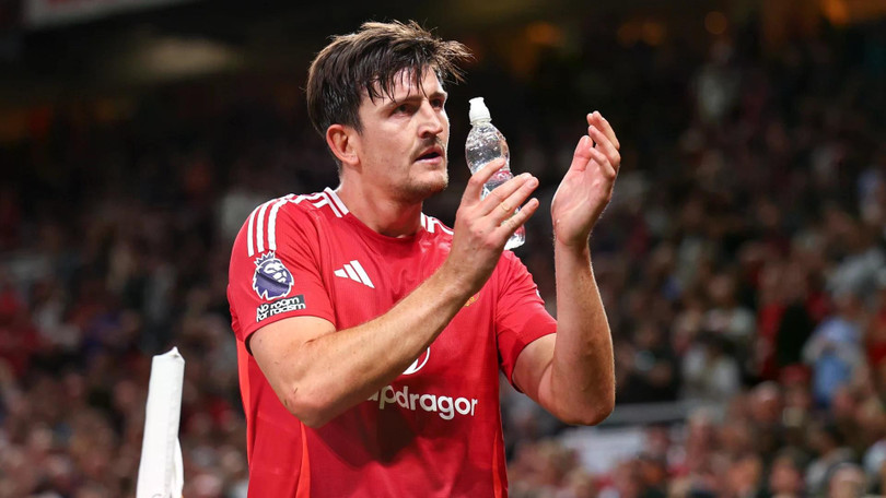 Harry Maguire sẽ hết hạn hợp đồng với Manchester United vào tháng 6/2025. Tân HLV Ruben Amorim vẫn chưa xác định tương lai của trung vệ này. Maguire được cho là chưa muốn rời sân Old Trafford. Lợi thế của anh là đã quen với hệ thống ba hậu vệ của Amorim khi khoác áo tuyển Anh.