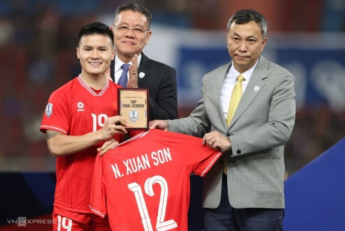 Tiền vệ Nguyễn Quang Hải (trái) lên thay Nguyễn Xuân Son nhận danh hiệu Cầu thủ hay nhất và Vua phá lưới ASEAN Cup 2024. Ảnh: Đức Đồng Tiền vệ Nguyễn Quang Hải (trái) lên thay Nguyễn Xuân Son nhận danh hiệu Cầu thủ hay nhất và Vua phá lưới ASEAN Cup 2024. Ảnh: Đức Đồng