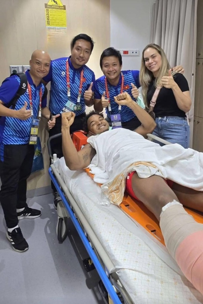 Nguyễn Xuân Son mừng chức vô địch cùng Việt Nam trên giường bệnh sau khi bị gãy chân ở lượt về chung kết ASEAN Cup 2024. Nguyễn Xuân Son mừng chức vô địch cùng Việt Nam trên giường bệnh sau khi bị gãy chân ở lượt về chung kết ASEAN Cup 2024.