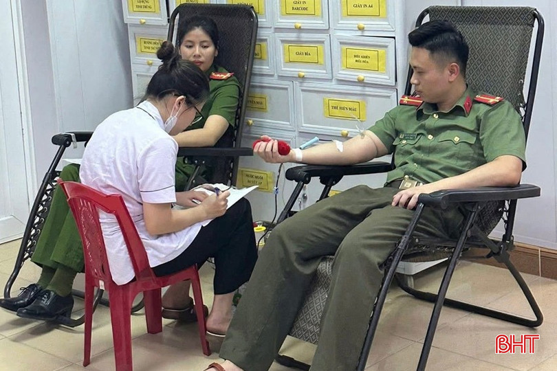 Các thành viên Câu lạc bộ “Ngân hàng máu sống” Công an Hà Tĩnh có mặt kịp thời để hiến máu. bqbht_br_1.jpg