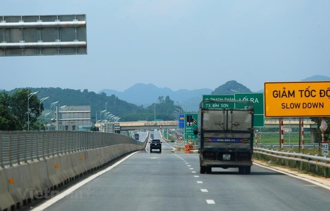 Một đoạn tuyến cao tốc Bắc-Nam 4 làn xe hạn chế được đưa vào vận hành, khai thác. (Ảnh: Việt Hùng/Vietnam+) Một đoạn tuyến cao tốc Bắc-Nam 4 làn xe hạn chế được đưa vào vận hành, khai thác. (Ảnh: Việt Hùng/Vietnam+)