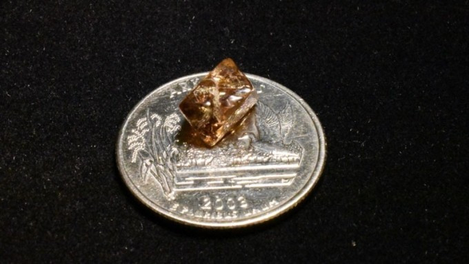 Viên kim cương màu nâu 3,81 carat mà DeCook tìm được. Ảnh: Công viên Miệng núi lửa kim cương. Viên kim cương màu nâu 3,81 carat mà DeCook tìm được. Ảnh: Công viên Miệng núi lửa kim cương.