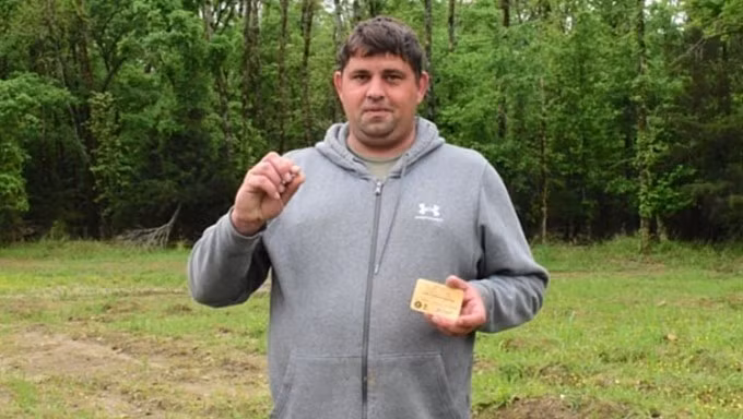 David DeCook chụp ảnh cùng viên kim cương và thẻ đăng ký trong công viên ở Arkansas ngày 24/4. Ảnh: Công viên Miệng núi lửa Kim cương