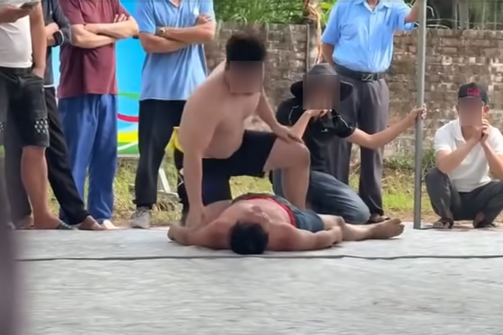 Nam đô vật nằm bất động sau pha va chạm.