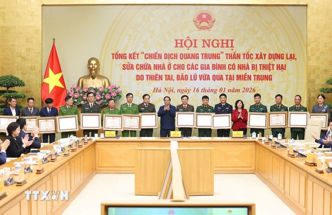 Thủ tướng Phạm Minh Chính tặng bằng khen cho các tập thể, cá nhân có thành tích xuất sắc trong thực hiện“Chiến dịch Quang Trung.” (Ảnh: Dương Giang/TTXVN)