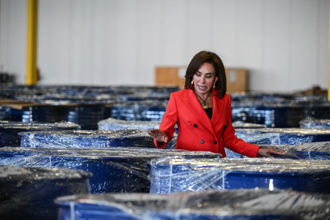 Công tố viên liên bang phụ trách vùng thủ đô Jeanine Pirro tại kho tập kết ở Texas, ngày 3/9. Ảnh: AFP