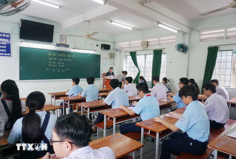 The 10th grade high school entrance exam with the first subject being Literature. (Photo: Thu Hoai/VNA) Kỳ thi tuyển sinh lớp 10 THPT với môn thi đầu tiên Ngữ văn. (Ảnh: Thu Hoài/TTXVN)