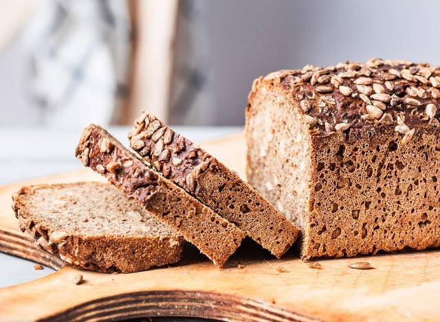 Khi ăn bánh mì nguyên cám với các loại thực phẩm giàu năng lượng như bơ, mật ong, mứt trái cây, xúc xích hay thịt nguội, lượng calo có thể tăng vọt mà bạn không hề hay biết. Khi ăn bánh mì nguyên cám với các loại thực phẩm giàu năng lượng như bơ, mật ong, mứt trái cây, xúc xích hay thịt nguội, lượng calo có thể tăng vọt mà bạn không hề hay biết.