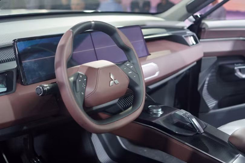 Điểm nhấn đáng chú ý ở khu vực táp lô là cụm màn hình kép liền mạch kéo dài 70% khu vực táp lô. Bên dưới màn hình là cụm phím cảm ứng điều chỉnh các chức năng.