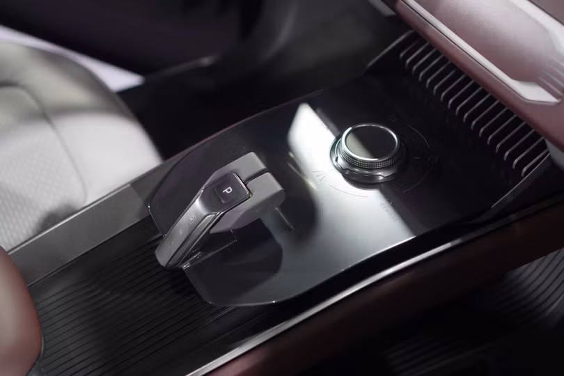 Khu vực yên ngựa gồm nút vặn điều chỉnh chế độ lái và cần số điện tử dạng gạt.