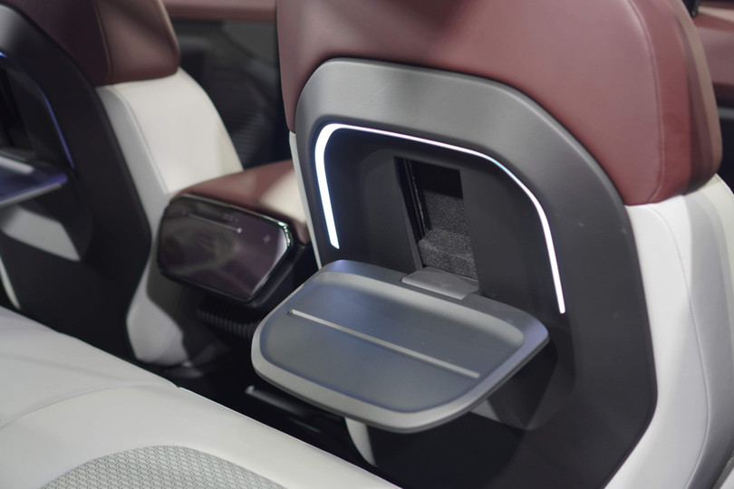 Hàng ghế 2 được trang bị bàn ăn gấp tương tự những mẫu SUV hạng sang.