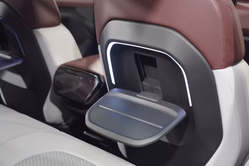 Hàng ghế 2 được trang bị bàn ăn gấp tương tự những mẫu SUV hạng sang.