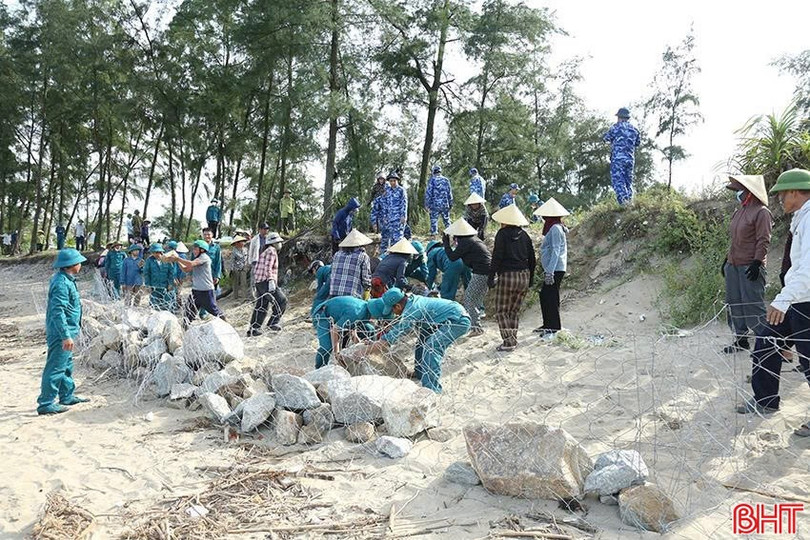 Forces reinforce Hoi Thong sea dike in Dan Hai commune during storm number 5. image.jpg