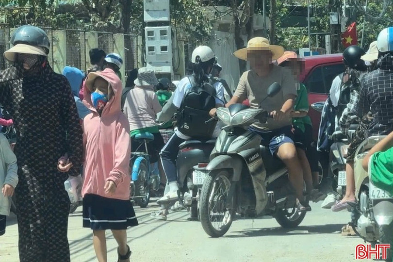 Phụ huynh không đội mũ bảo hiểm cho mình và các con khi tham gia giao thông. image-1.jpg