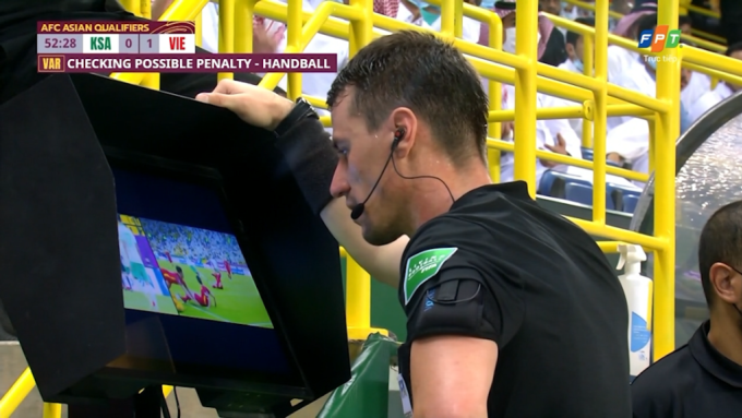 Trọng tài xem xét một tình huống qua VAR liên quan đến Việt Nam, trong trận đấu Saudi Arabia ở vòng loại World Cup 2022 - khu vực châu Á tối 2/9/2021. Trọng tài xem xét một tình huống qua VAR liên quan đến Việt Nam, trong trận đấu Saudi Arabia ở vòng loại World Cup 2022 - khu vực châu Á tối 2/9/2021.