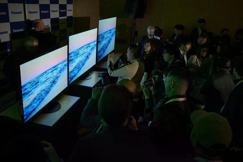 Một gian hàng trưng bày TV tại CES 2024. Ảnh: Bloomberg.