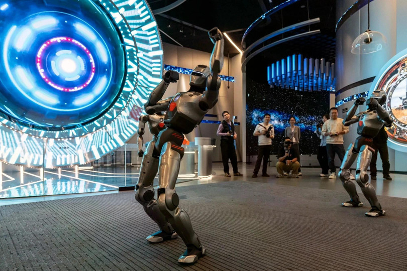 Robot hình người trình diễn tại Bảo tàng Khoa học Công nghệ Thâm Quyến (Trung Quốc). Ảnh: Bloomberg.