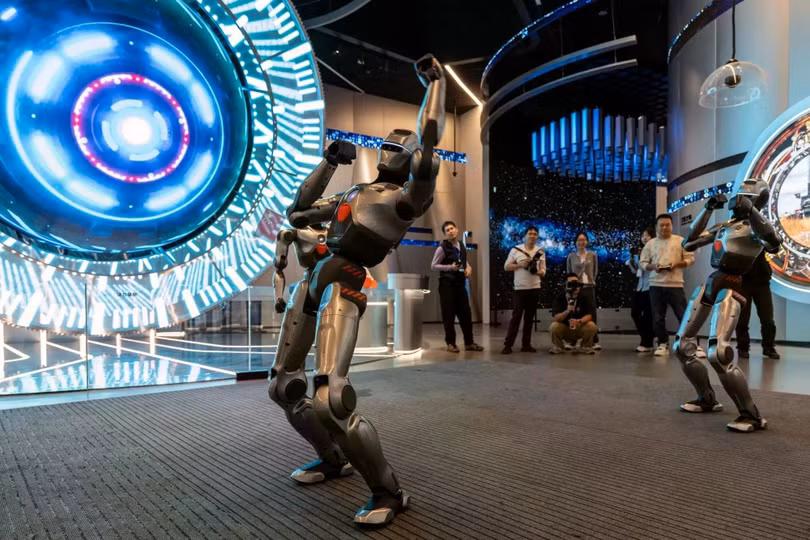 Robot hình người trình diễn tại Bảo tàng Khoa học Công nghệ Thâm Quyến (Trung Quốc). Ảnh: Bloomberg.