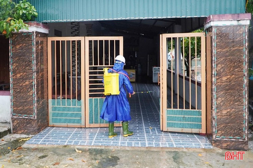 Ngành y tế tổ chức phun hóa chất tại các hộ gia đình trong thôn Văn Lạc. bqbht_br_z6077712875871-659fef0b57a73a230d781675bda6a943a.jpg