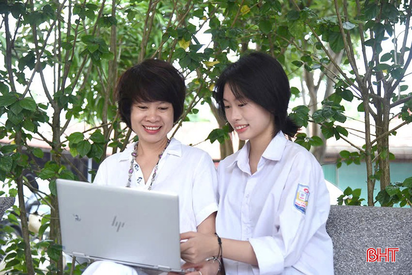 Với Hiền Anh, mẹ không chỉ là cô giáo đầu tiên mà còn là người bạn đồng hành, luôn khuyến khích và tạo mọi điều kiện để em theo đuổi đam mê. z5925526420357-e317c69835b6fcdbefd3bbdb9448db6b-4208.jpg