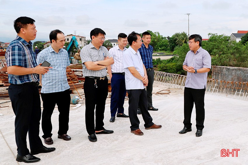 Phó Chủ tịch UBND tỉnh Dương Tất Thắng kiểm tra tiến độ dự án cầu vượt trên đường Ngô Quyền, nút giao ĐT.550 thuộc dự án thành phần đoạn Bãi Vọt - Hàm Nghi. bqbht_br_img-1406.jpg