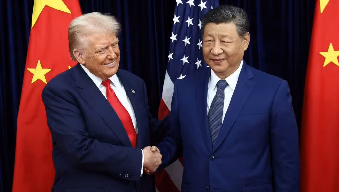 Ông Trump bắt tay ông Tập trước cuộc gặp tại Hàn Quốc ngày 30/10. Ảnh: Reuters