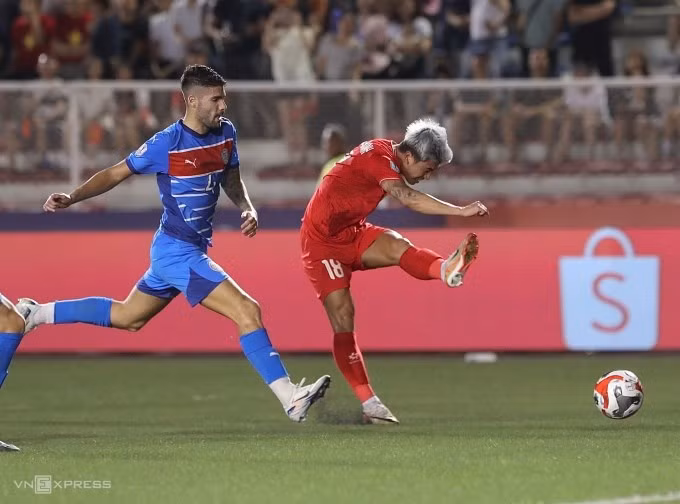 Tiền đạo Đinh Thanh Bình (áo đỏ) dứt điểm bị thủ môn Patrick Deyto cản phá trong trận Việt Nam hòa Philippines 1-1 ở sân Rizal Memorial, tại lượt bốn bảng B ASEAN Cup 2024. Ảnh: Hiếu Lương