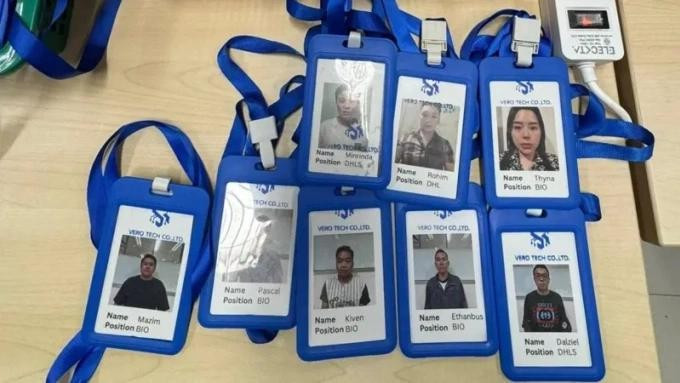 Loạt thẻ tên sử dụng tên giả của các nghi phạm người Việt. Ảnh: Matichon