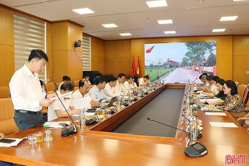 Phó Chủ tịch UBND huyện Đức Thọ Nguyễn Anh Đức trình bày báo cáo kết quả xây dựng NTM nâng cao. y7.jpg