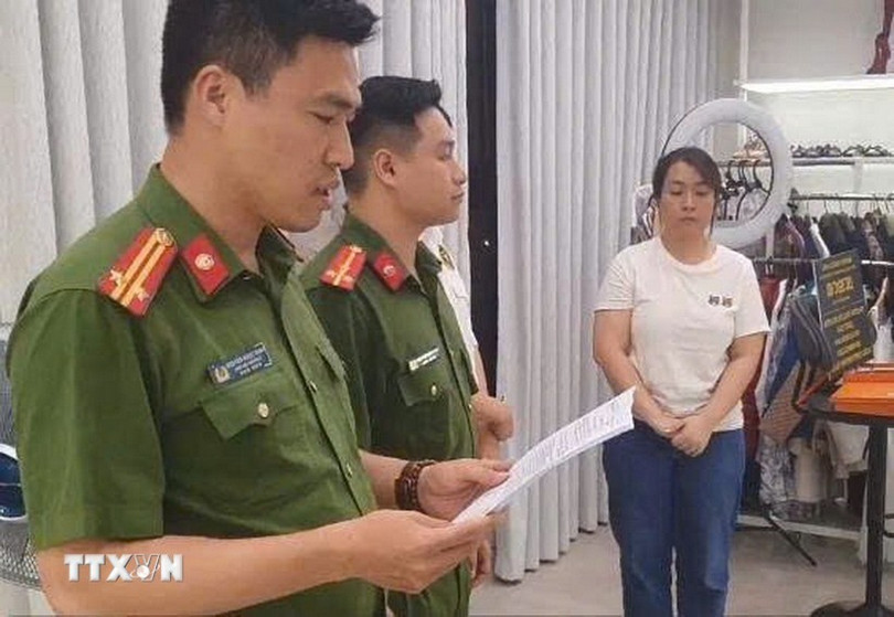 Cơ quan Công an tiến hành khám xét khẩn cấp chỗ ở và địa điểm livestream bán hàng, kho hàng của đối tượng Nguyễn Thị Thu Hường. (Ảnh: TTXVN phát) hyclothet-tron-thue-2.jpg