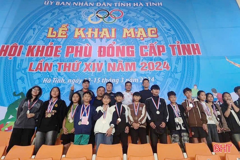 Em Hà Nhật Băng (thứ 3 từ phải sang) đạt giải nhì cự ly 400m điền kinh và giải ba cự ly 800m tại Hội khỏe Phù Đổng cấp tỉnh năm 2024. bqbht_br_44-3362.jpg