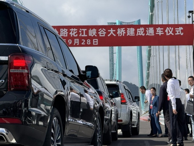 Các phương tiện xếp hàng chờ lên cầu hẻm núi Hoa Giang ngày 28/9. Ảnh: China Daily