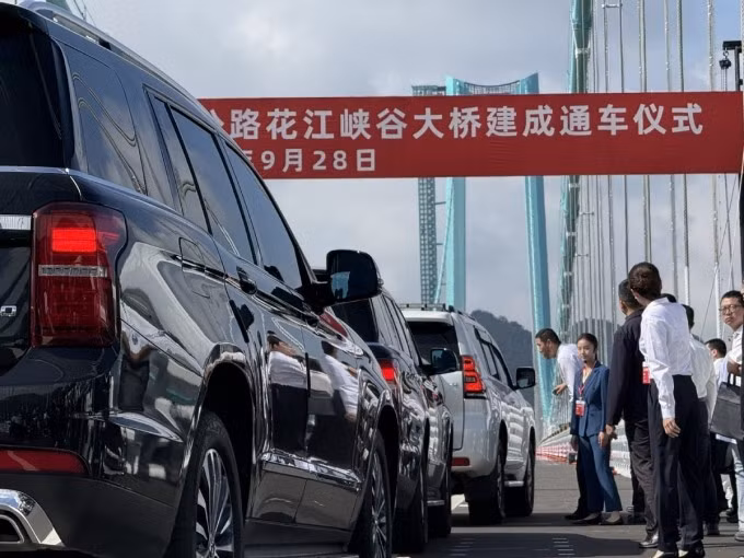 Các phương tiện xếp hàng chờ lên cầu hẻm núi Hoa Giang ngày 28/9. Ảnh: China Daily