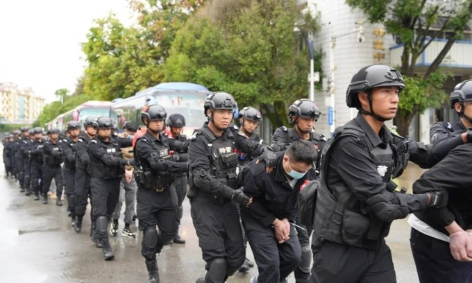 Cảnh sát Trung Quốc áp giải nghi phạm lừa đảo hồi tháng 11/2023. Ảnh: Bộ Công an Trung Quốc Cảnh sát Trung Quốc áp giải nghi phạm lừa đảo hồi tháng 11/2023. Ảnh: Bộ Công an Trung Quốc