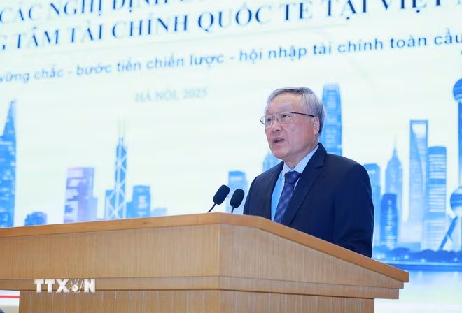 Phó Thủ tướng Thường trực Nguyễn Hòa Bình, Chủ tịch Hội đồng điều hành Trung tâm Tài chính quốc tế tại Việt Nam, báo cáo các Nghị định của Chính phủ hướng dẫn thực hiện Nghị quyết số 222/2025/QH15 của Quốc hội. (Ảnh: Dương Giang/TTXVN)