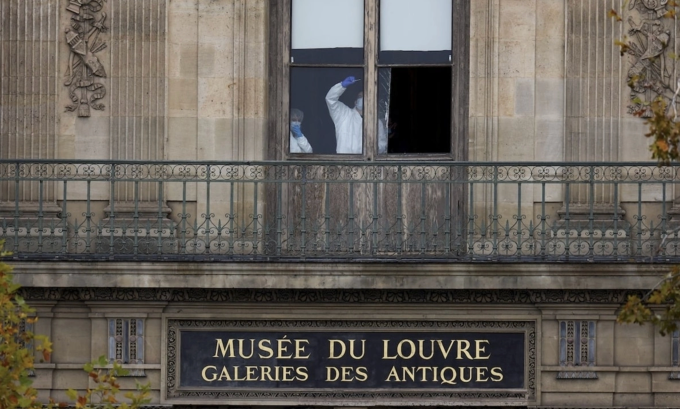 Các thành viên của đội pháp y kiểm tra một cửa sổ tại bảo tàng Louvre sau vụ cướp hôm 19/10. Ảnh:Reuters Các thành viên của đội pháp y kiểm tra một cửa sổ tại bảo tàng Louvre sau vụ cướp hôm 19/10. Ảnh:Reuters