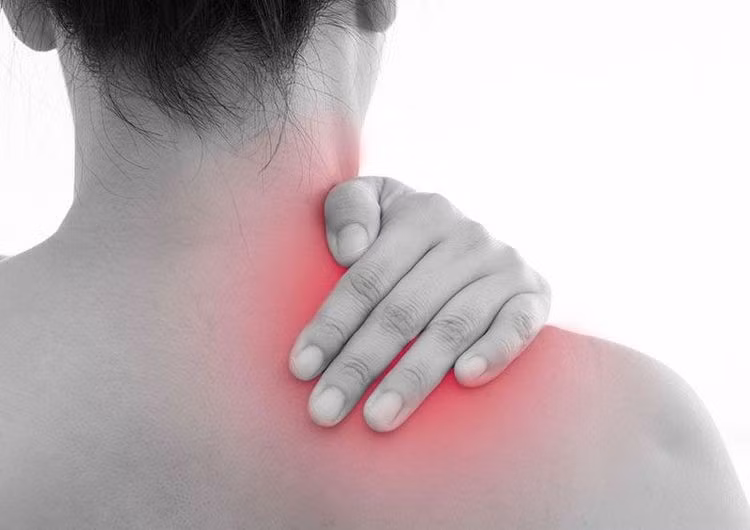 Sưng đỏ khớp vai có thể là biểu hiện của bệnh đau xương khớp mùa lạnh