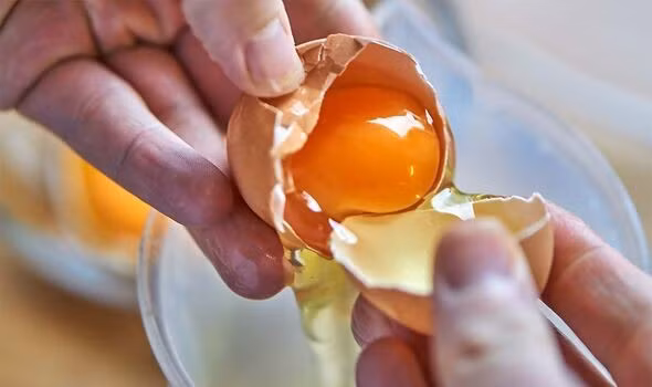 Lòng đỏ trứng chứa cholesterol.