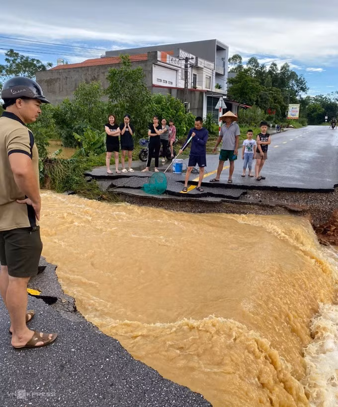 Đường liên xã ở thôn Liên Cơ, xã Đồng Tâm, Bắc Ninh bị sạt sáng 8/10, chia cắt giao thông. Ảnh: Thân Kiên