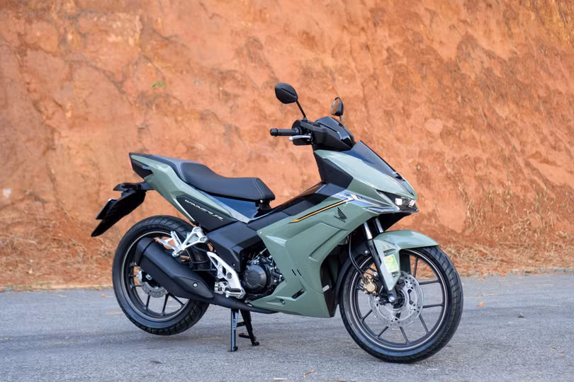 Bộ tem cùng yên xe có thiết kế 2 màu mới, vuốt nhọn về sau tạo cảm sác gọn gàng hơn, thân xe cũng được nâng cấp giúp tối ưu khí động học.