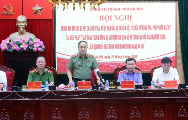 Trung tướng Nguyễn Thanh Tùng, Giám đốc Công an TP Hà Nội chủ trì hội nghị. Trung tướng Nguyễn Thanh Tùng, Giám đốc Công an TP Hà Nội chủ trì hội nghị.